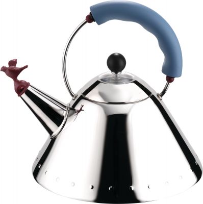Alessi Wasserkessel 9093 aus Edelstahl mit blauem Griff und Vogelpfeife. Designklassiker.